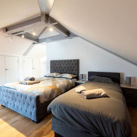 Bright And Big Apartment Uxbridge Exterior foto