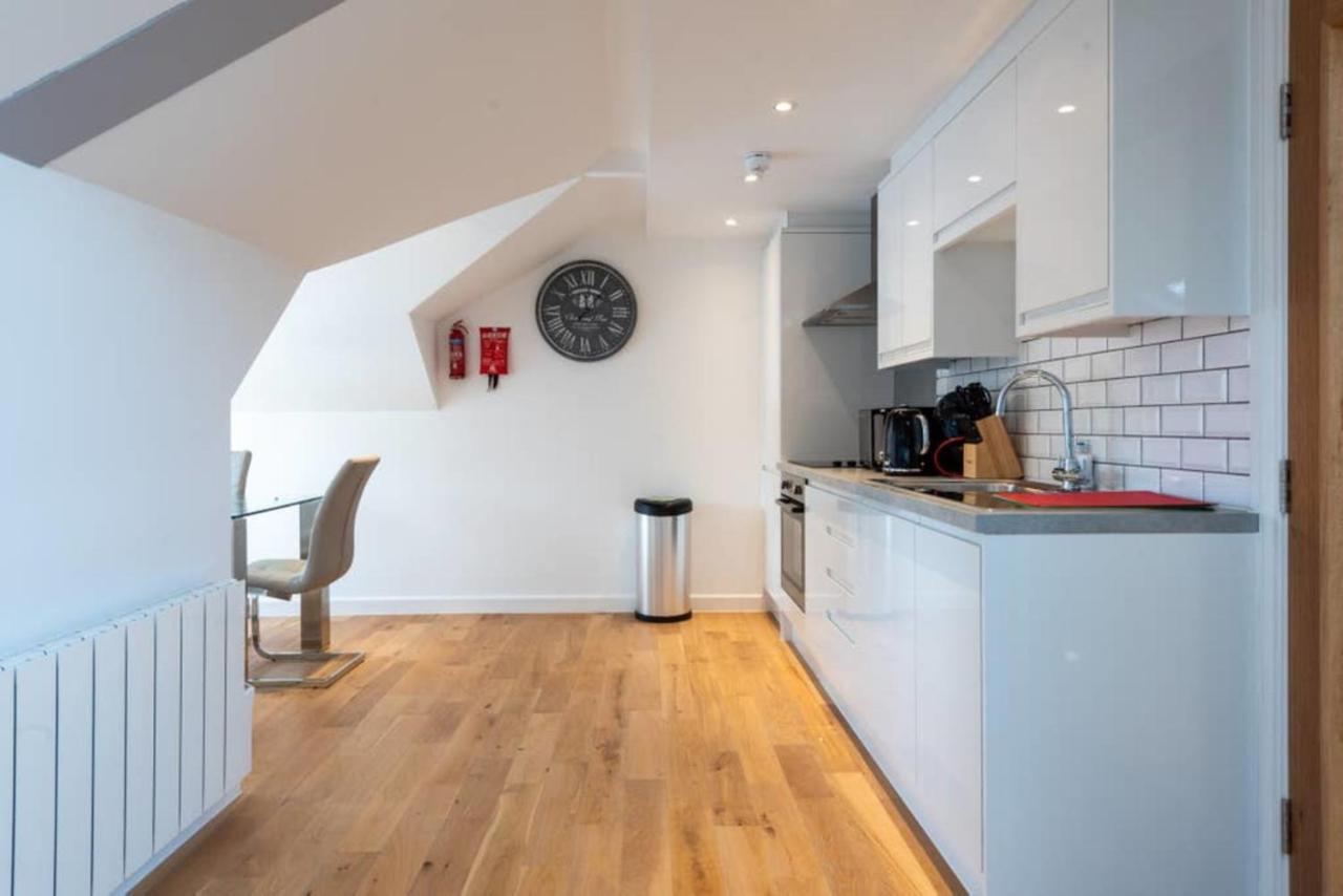 Bright And Big Apartment Uxbridge Exterior foto