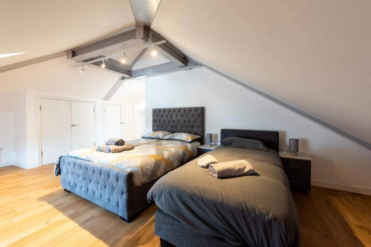 Bright And Big Apartment Uxbridge Exterior foto