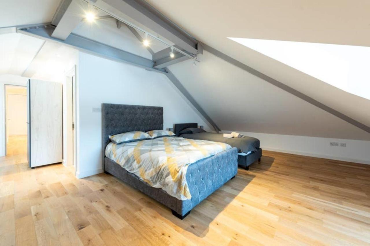 Bright And Big Apartment Uxbridge Exterior foto