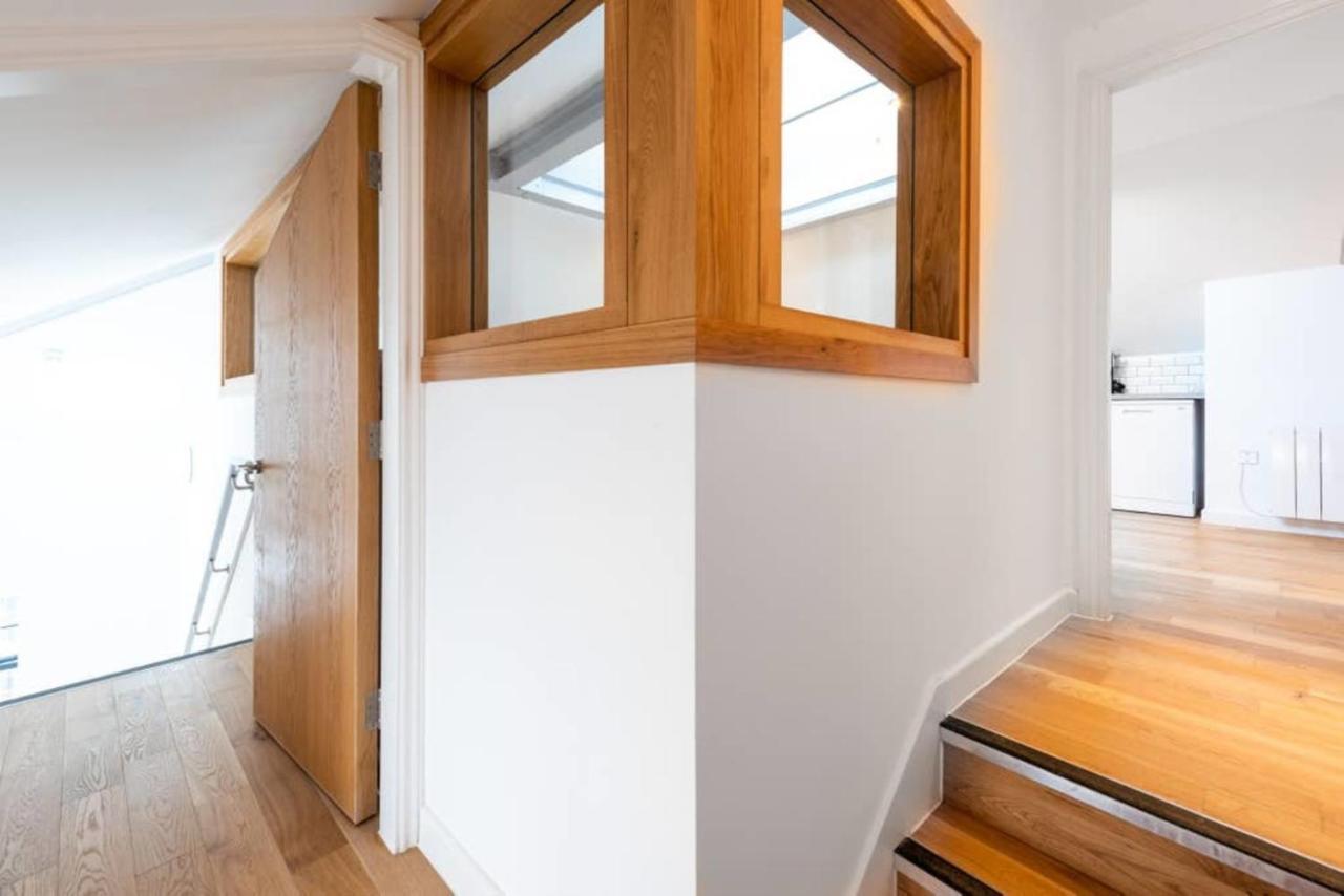 Bright And Big Apartment Uxbridge Exterior foto