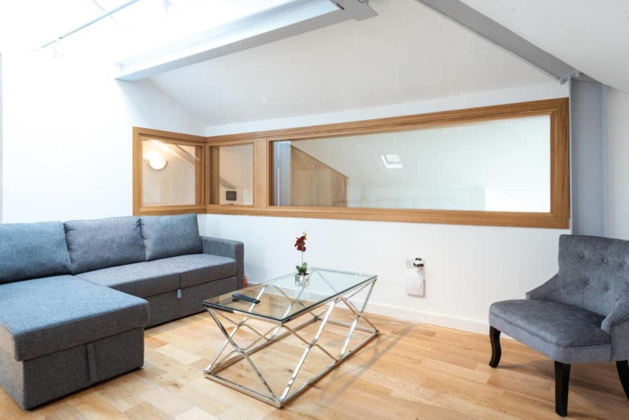 Bright And Big Apartment Uxbridge Exterior foto