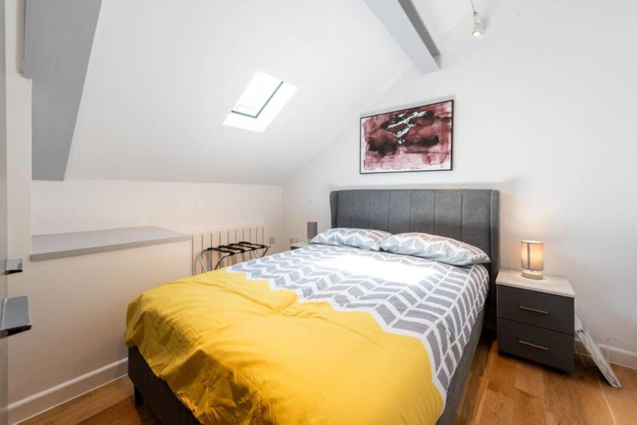 Bright And Big Apartment Uxbridge Exterior foto